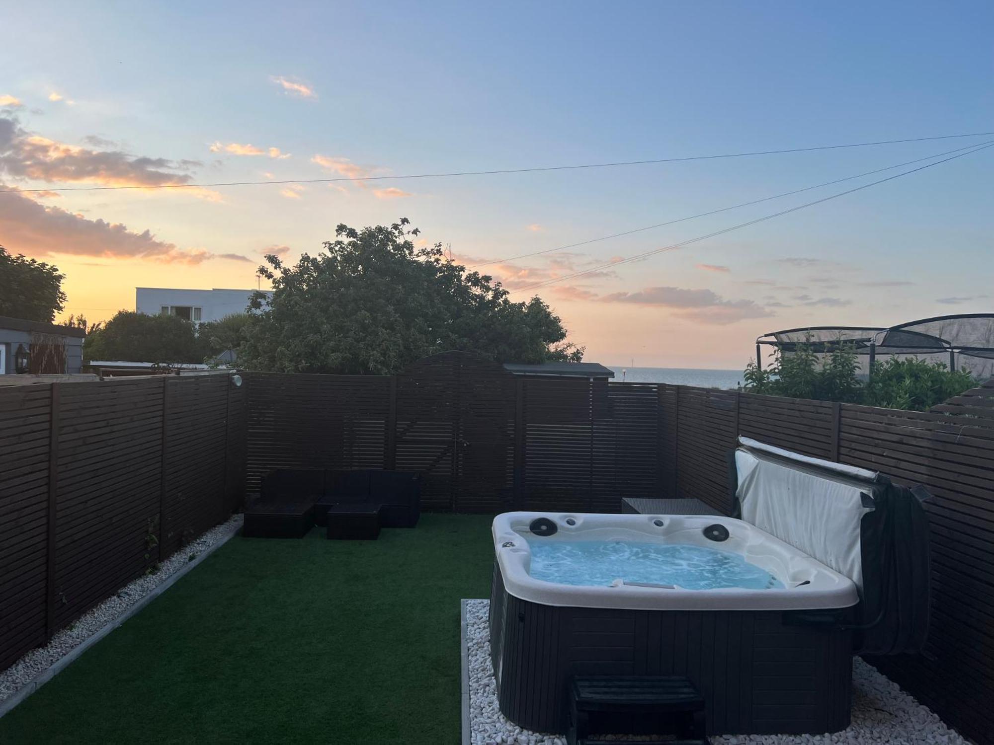 Broadway Beach Home With Hot Tub Херн Бей Екстериор снимка